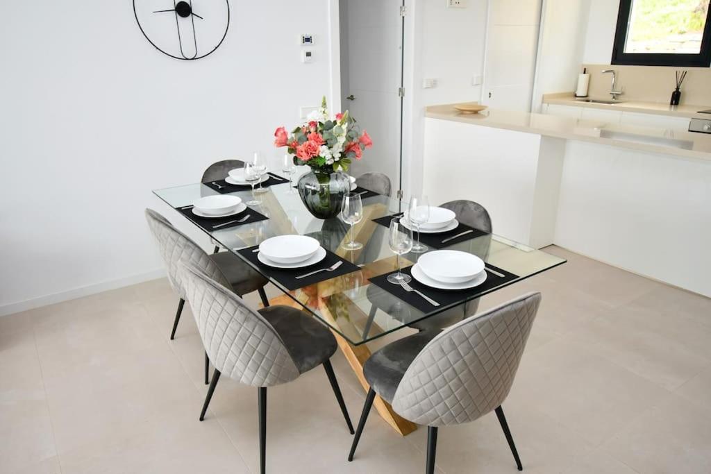 Casa Kerr - Luxury Apt - Sleeps 9 - Los Boliches Appartement Málaga Buitenkant foto