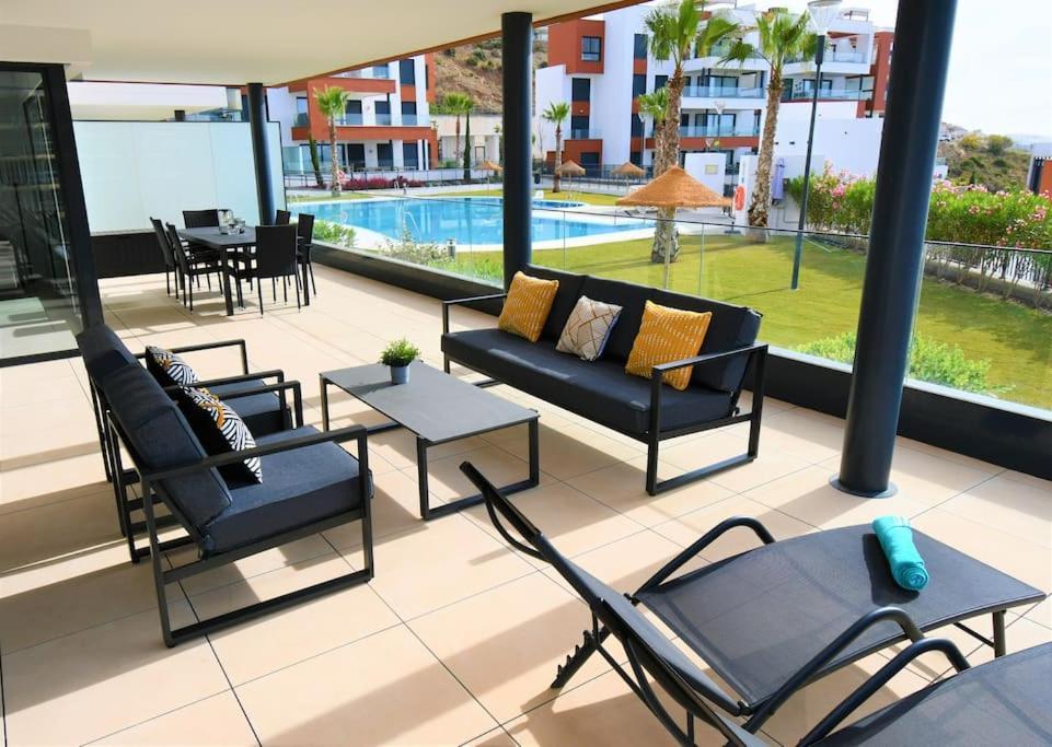 Casa Kerr - Luxury Apt - Sleeps 9 - Los Boliches Appartement Málaga Buitenkant foto