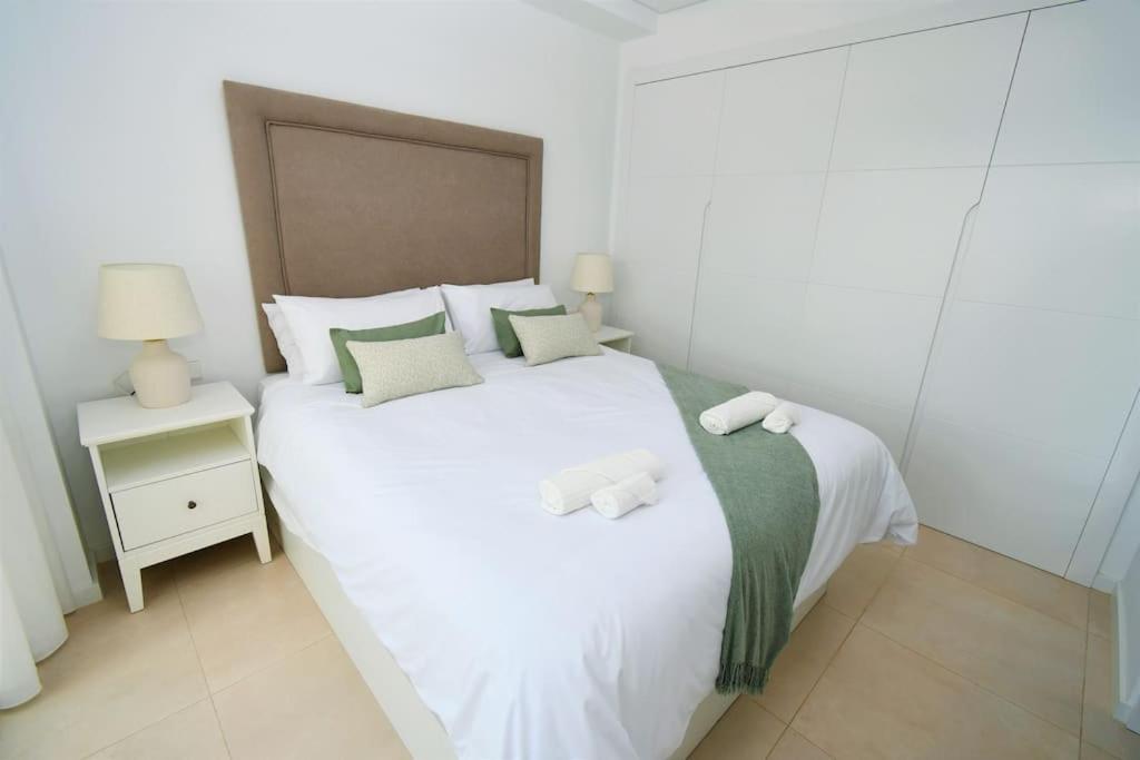 Casa Kerr - Luxury Apt - Sleeps 9 - Los Boliches Appartement Málaga Buitenkant foto