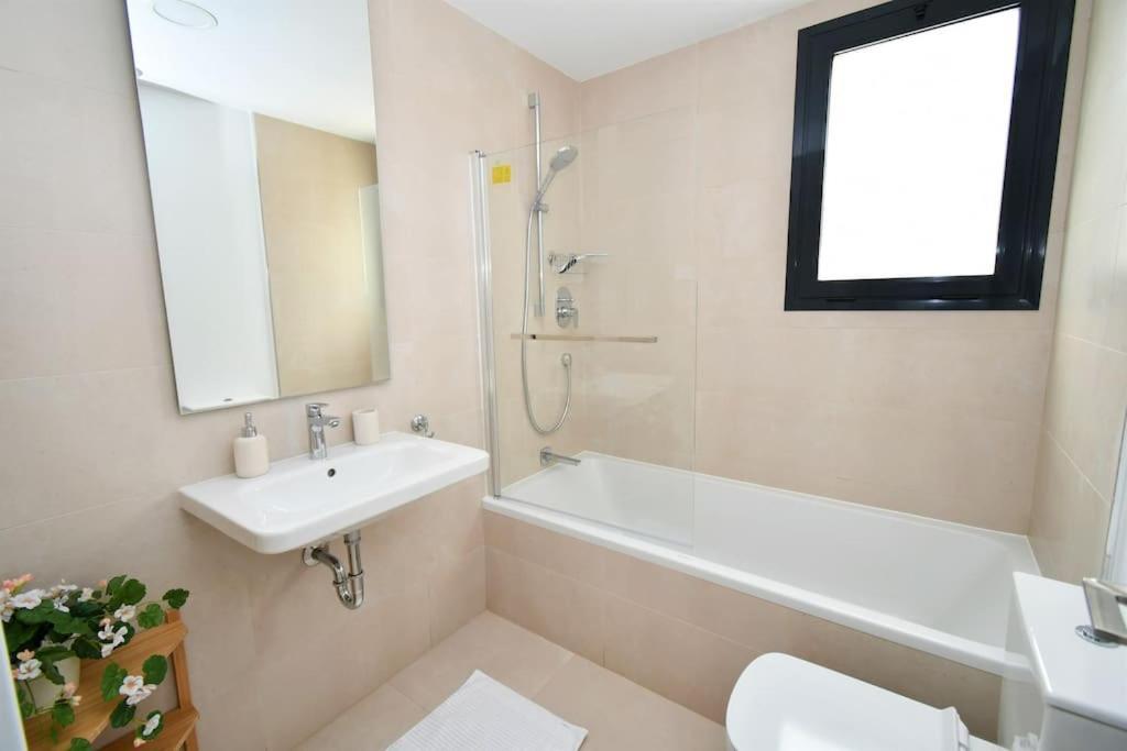 Casa Kerr - Luxury Apt - Sleeps 9 - Los Boliches Appartement Málaga Buitenkant foto