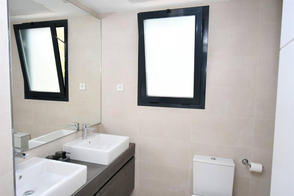 Casa Kerr - Luxury Apt - Sleeps 9 - Los Boliches Appartement Málaga Buitenkant foto
